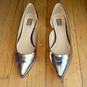 Signature by shoe dazzle, gold shiny low heeled shoes. Size 7.5. Holidays shoes